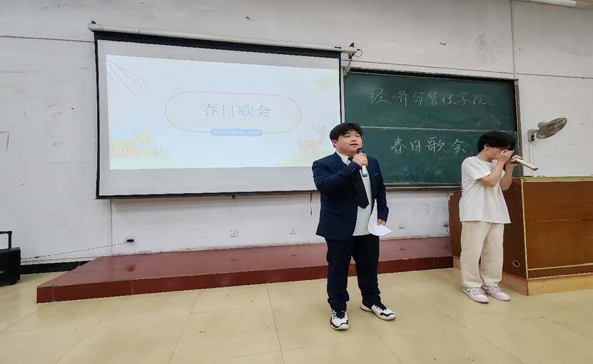 男人和女人站在墙边 中度可信度描述已自动生成 男人和女人站在墙边 中度可信度描述已自动生成