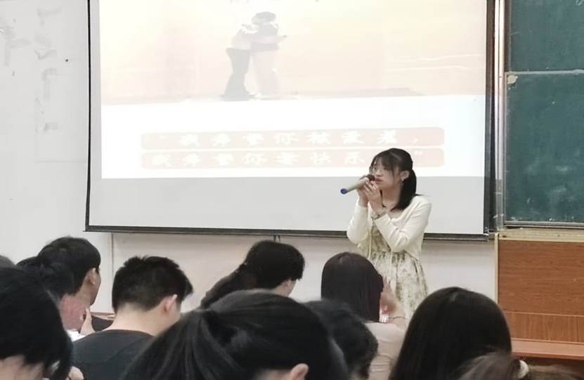 一群人看着窗户外 描述已自动生成 一群人看着窗户外 描述已自动生成
